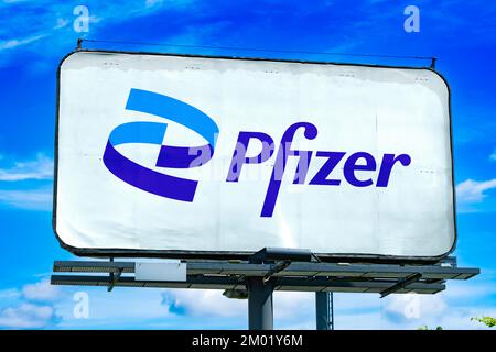 POZNAN, POL - OCT 28, 2022: Panneau publicitaire affichant le logo de Pfizer, une multinationale pharmaceutique et biotechnologique headquarte Banque D'Images