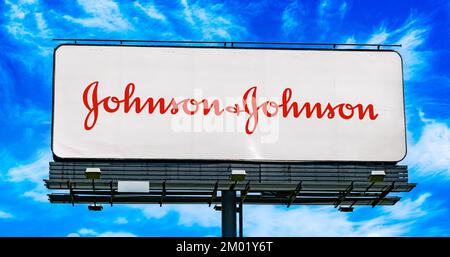 POZNAN, POL - OCT 28, 2022: Panneau publicitaire affichant le logo de Johnson et Johnson, une société américaine qui développe des dispositifs médicaux, pha Banque D'Images