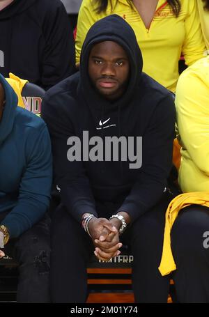 College Park, Maryland, États-Unis. 2nd décembre 2022. Joueur de tennis classé au monde 19th, Frances Tiafoe vu en première ligne au NCAA Men's basketball Maryland Terrapins jeu contre les combats Illini au Xfinity Center à College Park, Maryland sur 2 décembre 2022. Crédit : Mpi34/Media Punch/Alamy Live News Banque D'Images