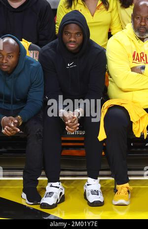 College Park, Maryland, États-Unis. 2nd décembre 2022. Joueur de tennis classé au monde 19th, Frances Tiafoe vu en première ligne au NCAA Men's basketball Maryland Terrapins jeu contre les combats Illini au Xfinity Center à College Park, Maryland sur 2 décembre 2022. Crédit : Mpi34/Media Punch/Alamy Live News Banque D'Images