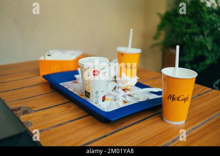 Cracovie, Pologne - 25 août 2022 : le restaurant McDonald's a laissé le plateau de nourriture. McDonald's est une chaîne américaine de hamburgers et de restauration rapide. Banque D'Images