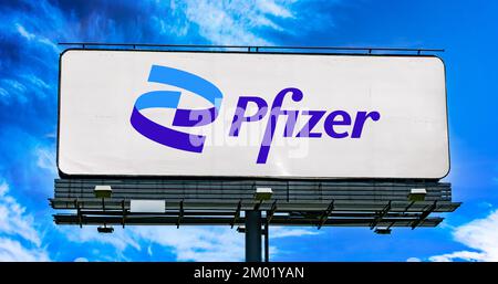 POZNAN, POL - OCT 28, 2022: Panneau publicitaire affichant le logo de Pfizer, une multinationale pharmaceutique et biotechnologique headquarte Banque D'Images