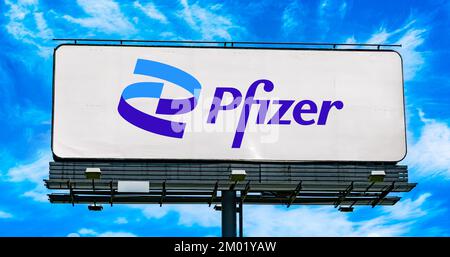 POZNAN, POL - OCT 28, 2022: Panneau publicitaire affichant le logo de Pfizer, une multinationale pharmaceutique et biotechnologique headquarte Banque D'Images