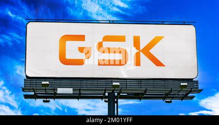 POZNAN, POL - OCT 28, 2022: Panneau publicitaire affichant le logo de GSK, une société pharmaceutique et biotechnologique ayant un siège mondial à Lo Banque D'Images