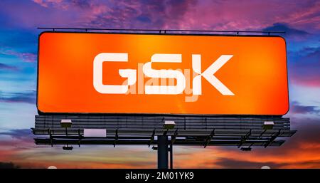 POZNAN, POL - OCT 28, 2022: Panneau publicitaire affichant le logo de GSK, une société pharmaceutique et biotechnologique ayant un siège mondial à Lo Banque D'Images