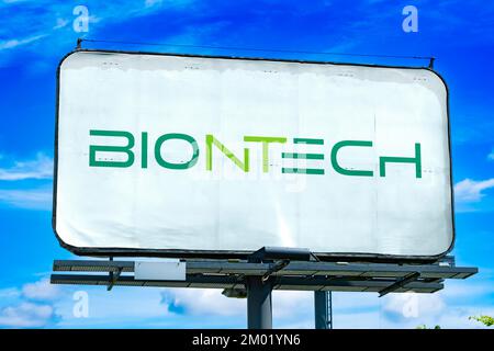 POZNAN, POL - OCT 28, 2022: Panneau publicitaire affichant le logo de BioNTech, une société de biotechnologie basée à Mayence, Allemagne Banque D'Images