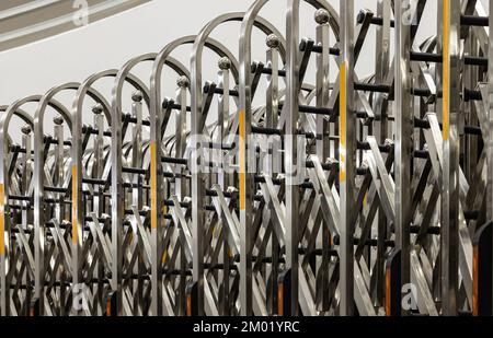 Barrière rétractable en acier inoxydable installée comme barrière utilisée pour empêcher les personnes non autorisées de pénétrer dans la propriété. Clôture extensible en alliage d'aluminium, Expandi Banque D'Images