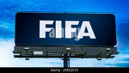 POZNAN, POL - 22 NOVEMBRE 2022 : panneau publicitaire affichant le logo de la FIFA, un organisme international de l'association football, football de plage a Banque D'Images