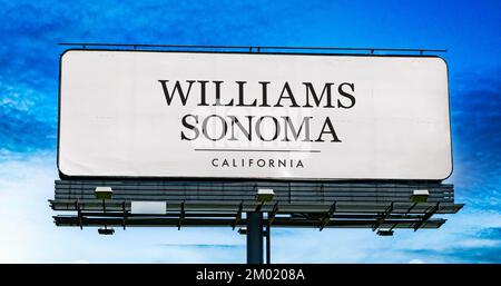 POZNAN, POL - 22 NOVEMBRE 2022 : panneau publicitaire affichant le logo de Williams-Sonoma, une entreprise américaine de vente au détail de biens de consommation qui vend des ustensiles de cuisine et Banque D'Images