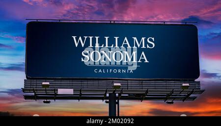 POZNAN, POL - 22 NOVEMBRE 2022 : panneau publicitaire affichant le logo de Williams-Sonoma, une entreprise américaine de vente au détail de biens de consommation qui vend des ustensiles de cuisine et Banque D'Images