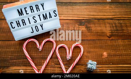 Morey Noël boîte lumineuse Wish avec des coeurs de bonbons sur un bureau en bois avec espace de copie Banque D'Images