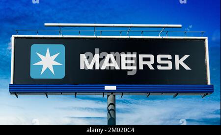 POZNAN, POL - JUL 20, 2022: Panneau publicitaire affichant le logo de Maersk, une compagnie maritime danoise Banque D'Images