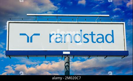 POZNAN, POL - JUL 20, 2022: Panneau publicitaire affichant le logo de Randstad, une société multinationale de conseil en ressources humaines dont le siège social est à Dieme Banque D'Images
