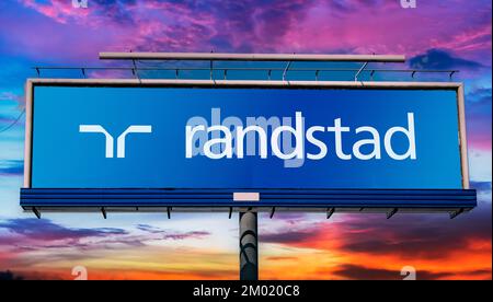 POZNAN, POL - JUL 20, 2022: Panneau publicitaire affichant le logo de Randstad, une société multinationale de conseil en ressources humaines dont le siège social est à Dieme Banque D'Images