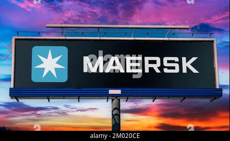 POZNAN, POL - JUL 20, 2022: Panneau publicitaire affichant le logo de Maersk, une compagnie maritime danoise Banque D'Images