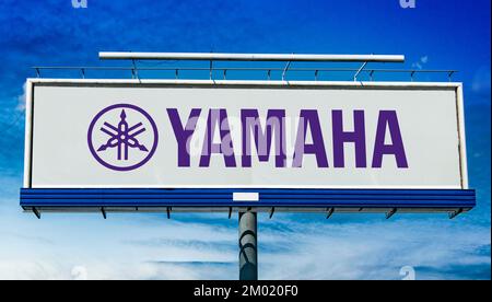 POZNAN, POL - JUL 20, 2022: Panneau publicitaire affichant le logo de Yamaha Corporation, une multinationale japonaise Banque D'Images
