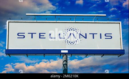 POZNAN, POL - 28 JUIN 2022 : panneau publicitaire affichant le logo de Stellantis, société multinationale de fabrication automobile créée en 2021 Banque D'Images