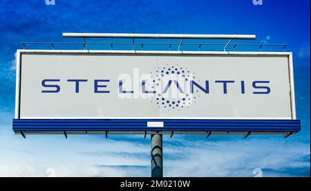 POZNAN, POL - 28 JUIN 2022 : panneau publicitaire affichant le logo de Stellantis, société multinationale de fabrication automobile créée en 2021 Banque D'Images