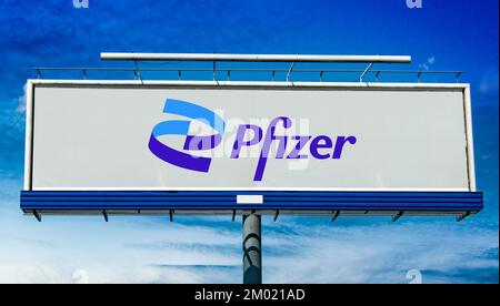 POZNAN, POL - OCT 28, 2022: Panneau publicitaire affichant le logo de Pfizer, une multinationale pharmaceutique et biotechnologique headquarte Banque D'Images