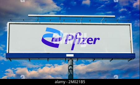 POZNAN, POL - OCT 28, 2022: Panneau publicitaire affichant le logo de Pfizer, une multinationale pharmaceutique et biotechnologique headquarte Banque D'Images