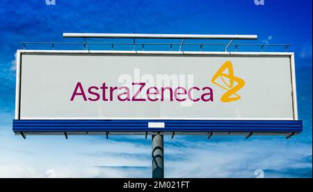 POZNAN, POL - OCT 28, 2022 : panneau publicitaire affichant le logo d'AstraZeneca, une société pharmaceutique et biotechnologique dont le siège est à Cambri Banque D'Images
