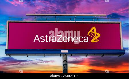 POZNAN, POL - OCT 28, 2022 : panneau publicitaire affichant le logo d'AstraZeneca, une société pharmaceutique et biotechnologique dont le siège est à Cambri Banque D'Images