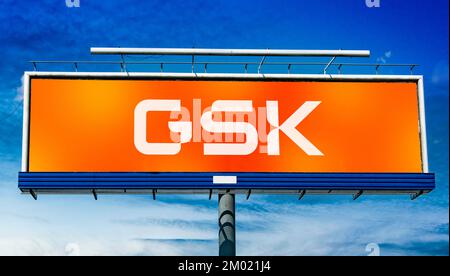 POZNAN, POL - OCT 28, 2022: Panneau publicitaire affichant le logo de GSK, une société pharmaceutique et biotechnologique ayant un siège mondial à Lo Banque D'Images