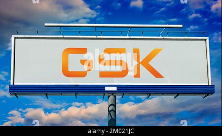 POZNAN, POL - OCT 28, 2022: Panneau publicitaire affichant le logo de GSK, une société pharmaceutique et biotechnologique ayant un siège mondial à Lo Banque D'Images