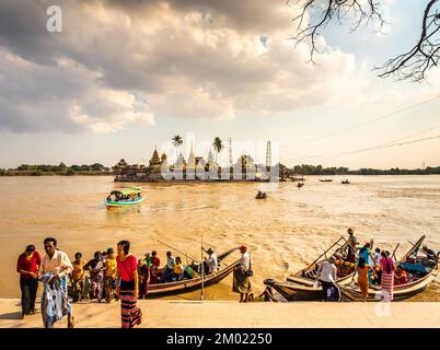 Yangon, Myanmar - 4 janvier 2020 personnes et touristes embarquant à bord d'un petit bateau, la seule façon de se rendre à la Pagode et au temple Kyaik Hwaw Wun sur une petite île Banque D'Images