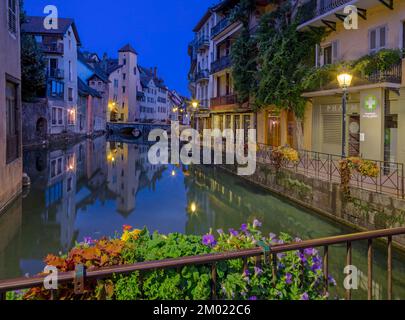 ANNECY, FRANCE - 10 JUILLET 2022 : la vieille ville. Banque D'Images