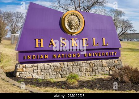 LAWRENCE, Kansas, États-Unis - 2 NOVEMBRE 2022 : panneau d'entrée au campus de l'Université des nations indiennes de Haskell. Banque D'Images