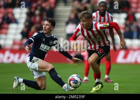 Jack Clarke, de Sunderland, s'éloigne de Dan McNamara, de Millwall, lors du match de championnat Sky Bet entre Sunderland et Millwall au stade de Light, Sunderland, le samedi 3rd décembre 2022. (Crédit : Michael Driver | MI News) crédit : MI News & Sport /Alay Live News Banque D'Images