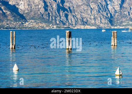 Lac de Garde et Alpes italiennes avec le petit village de Limone sul Garda vue du port de Malcesine village. Italie, Vénétie et Lombardie, Europe. Banque D'Images