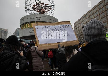 Berlin, Allemagne . 03rd décembre 2022. Des manifestants se sont rassemblés à Berlin sur 3 décembre 2022 pour protester contre la situation actuelle en Chine. Une manifestation a été enregistrée, ce qui a conduit d'Alexanderplatz à l'ambassade de Chine. Les manifestants ont tenu des feuilles de papier blanc vierges comme symbole de résistance silencieuse. Les morceaux de papier sont destinés à être un symbole de défiance envers le gouvernement chinois et une métaphore pour sa censure. Ils ont appelé le dirigeant chinois Xi Jinping à démissionner. Nous voulons la liberté, nous voulons la démocratie, les manifestants criés. Jhy-Wey Shieh, ???, un érudit allemand taïwanais et le plongeon actuel de Taiwan Banque D'Images