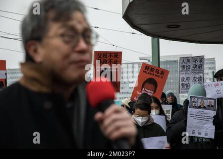 Berlin, Allemagne . 03rd décembre 2022. Des manifestants se sont rassemblés à Berlin sur 3 décembre 2022 pour protester contre la situation actuelle en Chine. Une manifestation a été enregistrée, ce qui a conduit d'Alexanderplatz à l'ambassade de Chine. Les manifestants ont tenu des feuilles de papier blanc vierges comme symbole de résistance silencieuse. Les morceaux de papier sont destinés à être un symbole de défiance envers le gouvernement chinois et une métaphore pour sa censure. Ils ont appelé le dirigeant chinois Xi Jinping à démissionner. Nous voulons la liberté, nous voulons la démocratie, les manifestants criés. Jhy-Wey Shieh, ???, un érudit allemand taïwanais et le plongeon actuel de Taiwan Banque D'Images