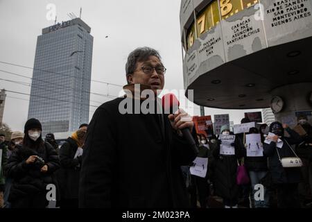 Berlin, Allemagne . 03rd décembre 2022. Des manifestants se sont rassemblés à Berlin sur 3 décembre 2022 pour protester contre la situation actuelle en Chine. Une manifestation a été enregistrée, ce qui a conduit d'Alexanderplatz à l'ambassade de Chine. Les manifestants ont tenu des feuilles de papier blanc vierges comme symbole de résistance silencieuse. Les morceaux de papier sont destinés à être un symbole de défiance envers le gouvernement chinois et une métaphore pour sa censure. Ils ont appelé le dirigeant chinois Xi Jinping à démissionner. Nous voulons la liberté, nous voulons la démocratie, les manifestants criés. Jhy-Wey Shieh, ???, un érudit allemand taïwanais et le plongeon actuel de Taiwan Banque D'Images