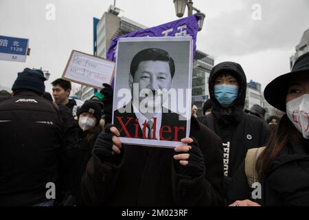 Berlin, Allemagne . 03rd décembre 2022. Des manifestants se sont rassemblés à Berlin sur 3 décembre 2022 pour protester contre la situation actuelle en Chine. Une manifestation a été enregistrée, ce qui a conduit d'Alexanderplatz à l'ambassade de Chine. Les manifestants ont tenu des feuilles de papier blanc vierges comme symbole de résistance silencieuse. Les morceaux de papier sont destinés à être un symbole de défiance envers le gouvernement chinois et une métaphore pour sa censure. Ils ont appelé le dirigeant chinois Xi Jinping à démissionner. Nous voulons la liberté, nous voulons la démocratie, les manifestants criés. Jhy-Wey Shieh, ???, un érudit allemand taïwanais et le plongeon actuel de Taiwan Banque D'Images