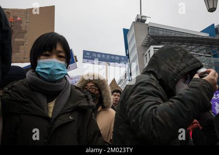 Berlin, Allemagne . 03rd décembre 2022. Des manifestants se sont rassemblés à Berlin sur 3 décembre 2022 pour protester contre la situation actuelle en Chine. Une manifestation a été enregistrée, ce qui a conduit d'Alexanderplatz à l'ambassade de Chine. Les manifestants ont tenu des feuilles de papier blanc vierges comme symbole de résistance silencieuse. Les morceaux de papier sont destinés à être un symbole de défiance envers le gouvernement chinois et une métaphore pour sa censure. Ils ont appelé le dirigeant chinois Xi Jinping à démissionner. Nous voulons la liberté, nous voulons la démocratie, les manifestants criés. Jhy-Wey Shieh, ???, un érudit allemand taïwanais et le plongeon actuel de Taiwan Banque D'Images