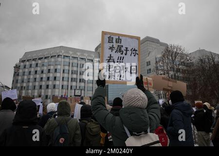 Berlin, Allemagne . 03rd décembre 2022. Des manifestants se sont rassemblés à Berlin sur 3 décembre 2022 pour protester contre la situation actuelle en Chine. Une manifestation a été enregistrée, ce qui a conduit d'Alexanderplatz à l'ambassade de Chine. Les manifestants ont tenu des feuilles de papier blanc vierges comme symbole de résistance silencieuse. Les morceaux de papier sont destinés à être un symbole de défiance envers le gouvernement chinois et une métaphore pour sa censure. Ils ont appelé le dirigeant chinois Xi Jinping à démissionner. Nous voulons la liberté, nous voulons la démocratie, les manifestants criés. Jhy-Wey Shieh, ???, un érudit allemand taïwanais et le plongeon actuel de Taiwan Banque D'Images