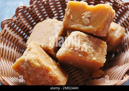 Cube de sucre de canne traditionnel de jaggery sur la table Banque D'Images