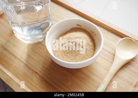 mélange de brasseurs flocons de levure dans un verre d'eau Banque D'Images