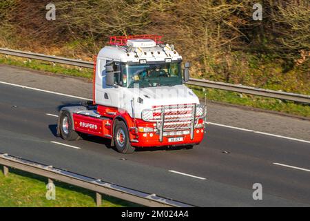 2001 Rouge blanc SCANIA SUPER 124L 420 T, Bullnose cabine 15608 cc tracteur diesel Banque D'Images