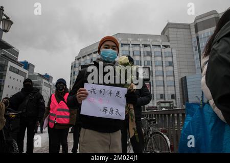 Berlin, Allemagne. 3rd décembre 2022. Des manifestants se sont rassemblés à Berlin sur 3 décembre 2022 pour protester contre la situation actuelle en Chine. Une manifestation a été enregistrée, ce qui a conduit d'Alexanderplatz à l'ambassade de Chine. Les manifestants ont tenu des feuilles de papier blanc vierges comme symbole de résistance silencieuse. Les morceaux de papier sont destinés à être un symbole de défiance envers le gouvernement chinois et une métaphore pour sa censure. Ils ont appelé le dirigeant chinois Xi Jinping à démissionner. Nous voulons la liberté, nous voulons la démocratie, les manifestants criés. Crédit : ZUMA Press, Inc./Alay Live News Banque D'Images