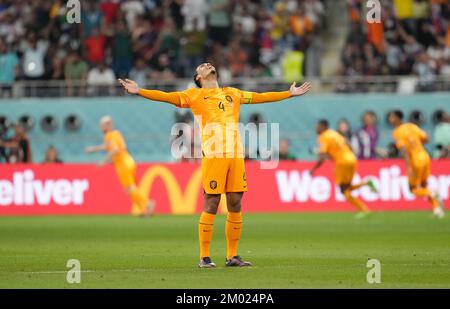 Virgile van Dijk des pays-Bas célèbre le premier but de la coupe du monde de la FIFA 16 au stade international de Khalifa à Al Rayyan, au Qatar. Date de la photo: Samedi 3 décembre 2022. Banque D'Images