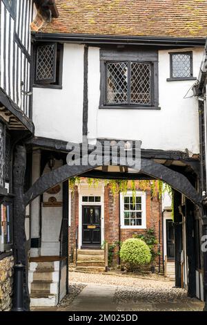 Vue à travers l'arche médiévale soutenant le deuxième étage de l'hôtel Mermaid à pans de bois dans la ville anglaise de Rye, une destination touristique populaire. Banque D'Images