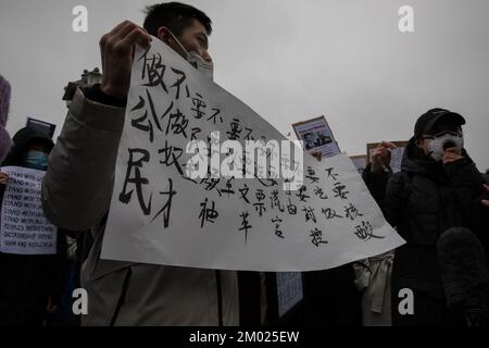 Berlin, Allemagne. 3rd décembre 2022. Des manifestants se sont rassemblés à Berlin sur 3 décembre 2022 pour protester contre la situation actuelle en Chine. Une manifestation a été enregistrée, ce qui a conduit d'Alexanderplatz à l'ambassade de Chine. Les manifestants ont tenu des feuilles de papier blanc vierges comme symbole de résistance silencieuse. Les morceaux de papier sont destinés à être un symbole de défiance envers le gouvernement chinois et une métaphore pour sa censure. Ils ont appelé le dirigeant chinois Xi Jinping à démissionner. Nous voulons la liberté, nous voulons la démocratie, les manifestants criés. Crédit : ZUMA Press, Inc./Alay Live News Banque D'Images