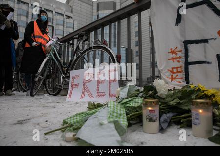 Berlin, Allemagne. 3rd décembre 2022. Des manifestants se sont rassemblés à Berlin sur 3 décembre 2022 pour protester contre la situation actuelle en Chine. Une manifestation a été enregistrée, ce qui a conduit d'Alexanderplatz à l'ambassade de Chine. Les manifestants ont tenu des feuilles de papier blanc vierges comme symbole de résistance silencieuse. Les morceaux de papier sont destinés à être un symbole de défiance envers le gouvernement chinois et une métaphore pour sa censure. Ils ont appelé le dirigeant chinois Xi Jinping à démissionner. Nous voulons la liberté, nous voulons la démocratie, les manifestants criés. Crédit : ZUMA Press, Inc./Alay Live News Banque D'Images