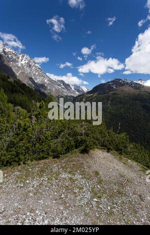 Un paysage dans la région de Bormio pendant un trekking d'été Banque D'Images