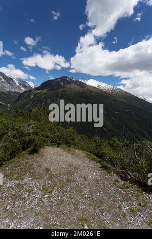 Un paysage dans la région de Bormio pendant un trekking d'été Banque D'Images