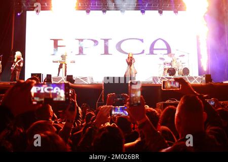 02 décembre 2022, Toluca, Mexique: Simone Simons, chanteuse du groupe néerlandais Epica, se produit sur la scène de l'Enfer pendant le festival de l'Enfer et du ciel du métal au forum Pegasus. Sur 2 décembre 2022 à Toluca, Mexique. (Photo par Carlos Santiago/ Eyepix Group) (photo par Eyepix/Sipa USA) crédit: SIPA USA/Alay Live News Banque D'Images